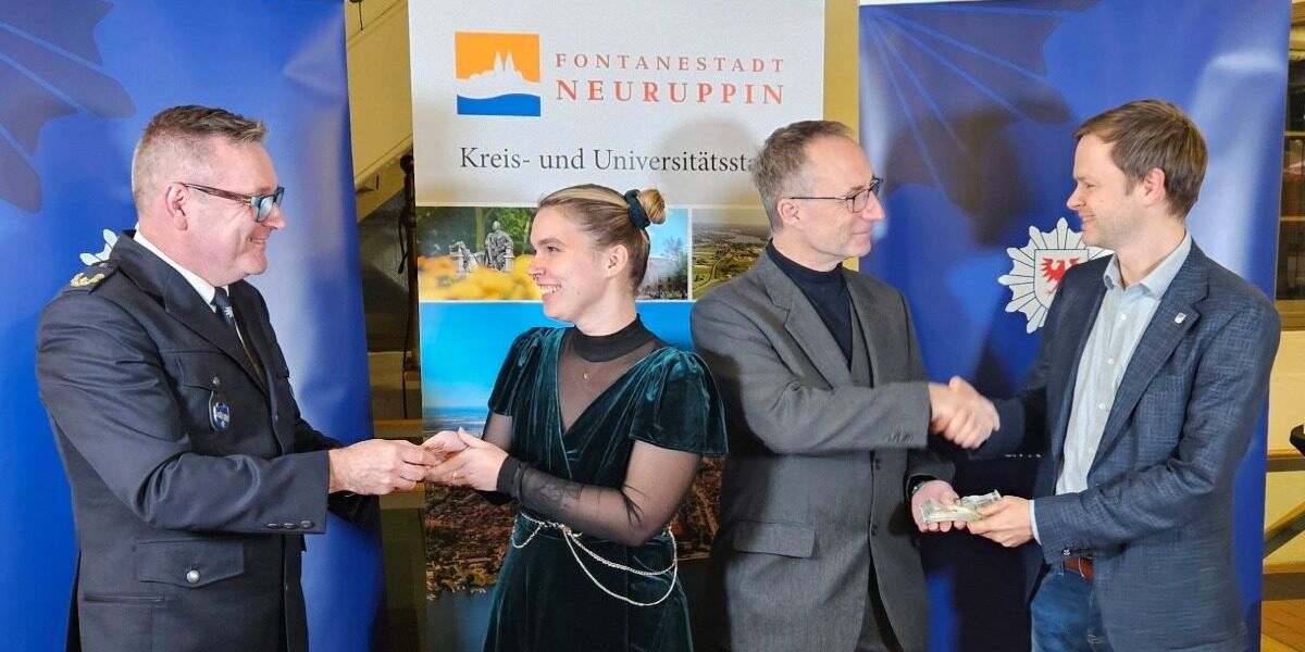 spenden aus weihnachtskonzert mit dem landespolizeiorchester an martin heinze fonds und jfz uebergeben