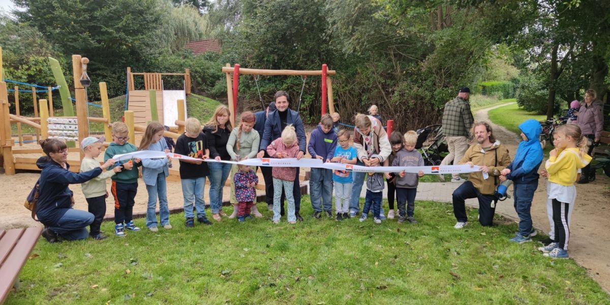 250916 Spielplatz Treskower Ring Bändchen zerschneiden