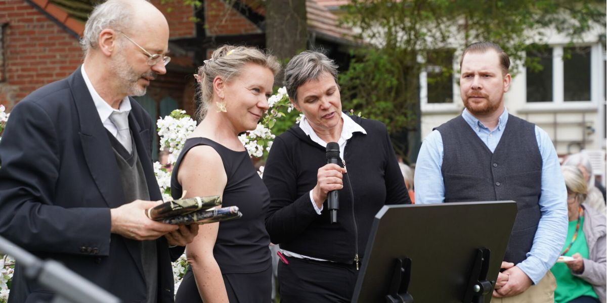 Jule bekommt die Urkunde als KMD