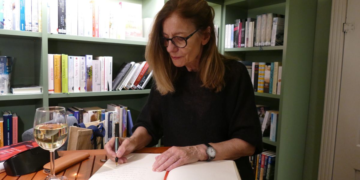 Ursula Krechel beim Signieren Foto von A Unkenholt