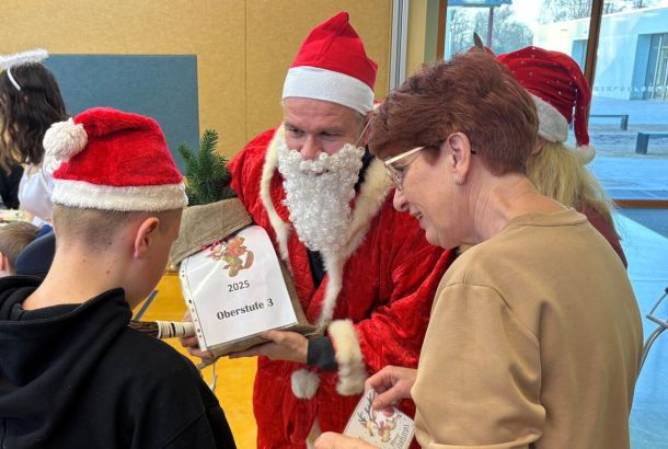 weihnachtliche bescherung in der wittstocker mosaik schule