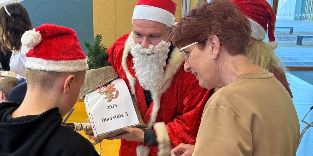 weihnachtliche bescherung in der wittstocker mosaik schule