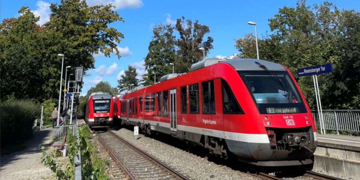 Neuruppin Bahnhof Rheinsberger Tor mit Prignitz Express RE6 web 980x516
