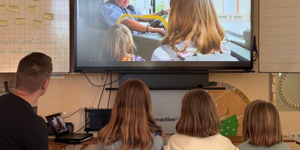 Der Film informiert die Schulkinder über das richtige Verhalten beim Busfahren. © LK OPR