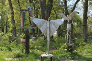 Der Karwer Künstler Matthias Zágon Hohl-Stein öffnet bei den offenen Ateliers auch gleich seinen Garten – auch da gibt es jede Menge Objekte zu bestaunen. Foto: Regine Lox