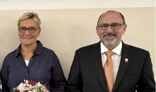 Bildschirmfoto 2025 08 05 um 14 22 37 Bürgermeister Dr. Philipp Wacker gratuliert Dr. Birgit Spiesecke zur Berufung als Seniorenbeauftragte der Stadt Wittstock/Dosse.