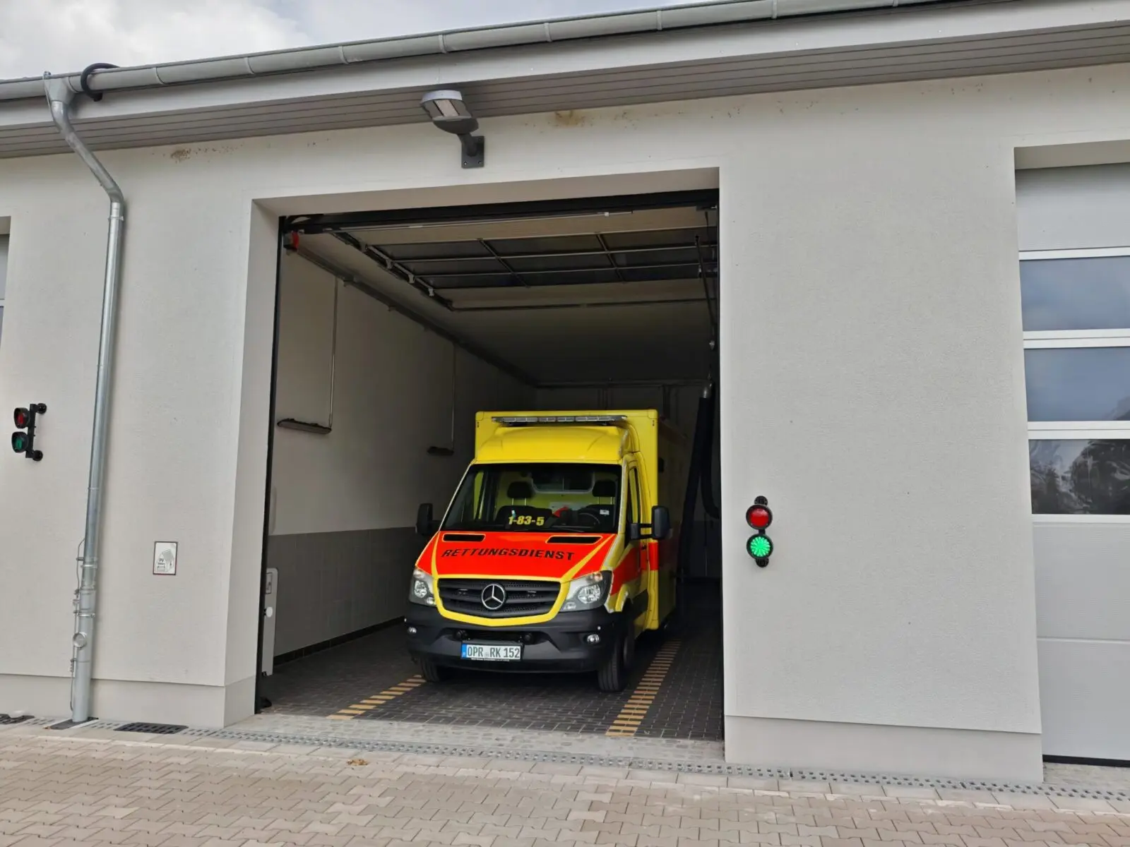 Rettungswagen Tor offen Rettungswachen Wildberg 2048x1536