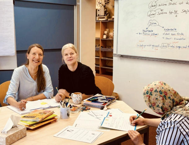 Grundbildung macht Spaß: Projektleitung Wöllke (Mitte) mit Teilnehmenden