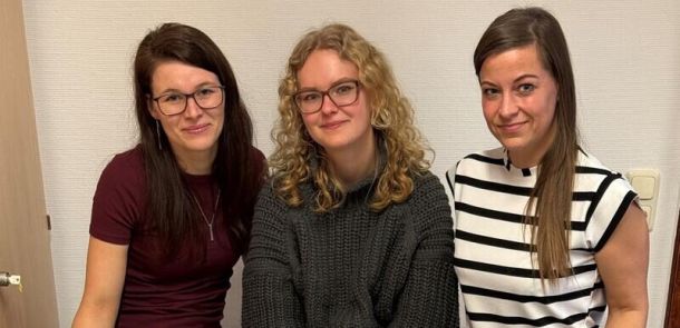 Die Ausbildungsleiterinnen Eileen Zaharanski (links) und Julia Hinz (rechts) sowie die Auszubildende Lia Schossow freuen sich auf viele Interessierte bei der Bildungsmesse. Foto: LK OPR