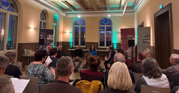 Moderator Harald Asel vom rbb-Inforadio im Gespräch mit seinen Podiumsgästen im Ratssaal des Kyritzer Rathauses. Foto: LK OPR