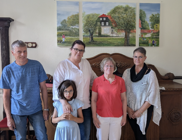 Foto: Stadtverwaltung Neuruppin/ (v.l.n.r.: Thorsten Jahn (Hausmeister vom Haus der Begegnung) Beigeordnete Daniela Kuzu + Tochter, Siegrid Kleinod (Künstlerin), Ramona Schlenker (Verantwortlichkeit Haus der Begegnung))
