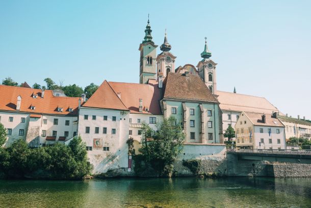 Alte Kirche am Fluss in Steyr, Österreich. Foto: Andreas Schnabl