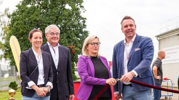 Eröffnung der 20. Langen Nacht der Wirtschaft bei der Gasitech Industrie-Gas-Handelsgesellschaft mbH in Walsleben v.l.n.r.: Christina Hagen (Geschäftsführerin Gasitech), Christian Hagen (ehem. Geschäftsführer - heutiger Berater von Gasitech), Martina Klement (Ministerin für Wirtschaft, Energie, Klimaschutz und Europa des Landes Brandenburg) sowie Thomas Kresse (Amtsdirektor des Amtes Temnitz)