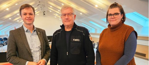 Bürgermeister Nico Ruhle und Daniela Kuzu bei der Verabschiedung von Gerd Fleischhauer.