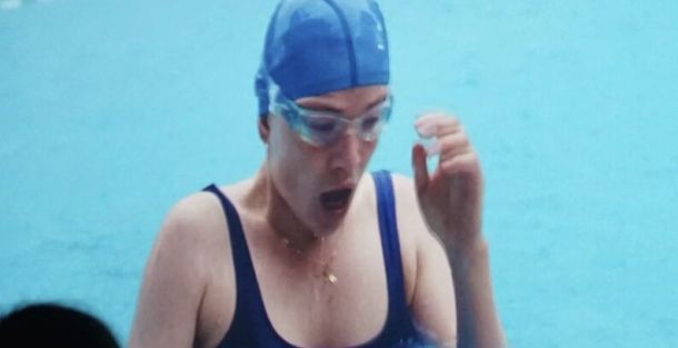 Aufgetaucht - Tilda im Schwimmbad.