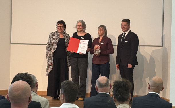 Susanne Lehmann und Christine Nandzik bei der Preisverleihung am 6. Mai 2026 in Potsdam.Der Preis wurde überreicht durch Sylke Schulz-Apelt, Vizepräsidentin IKH Cottbus und Robert Nitz, Vorstandsmitglied Städteforum.