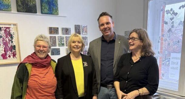 Umrahmt von starken Frauen (von links nach rechts: Christiane Schulz (Geschäftsführerin ETSAruppin e.V.), Prof. Dr. Ulrike Liedkte (Landtagsabgeordnete & Landtagspräsidentin), Thomas Kresse (Amtsdirektor Amt Temnitz), Susanne Krell (Künstlerin))