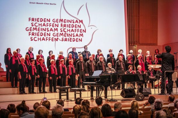 Konzert für den Frieden – Hoffnungsmusik mit dem Ernst-Busch-Chor Berlin I Foto: Kathy Kreuzberg