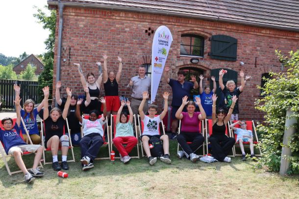 Am letzten Tag des SOMMER CAMPS OPR 2025 schaute auch Landrat Ralf Reinhardt bei den Kids im Schullandheim Schweinrich vorbei. Im kommenden Sommer soll wieder eine Ferienfreizeit mit Spendenunterstützung ermöglicht werden. I Foto: LK OPR