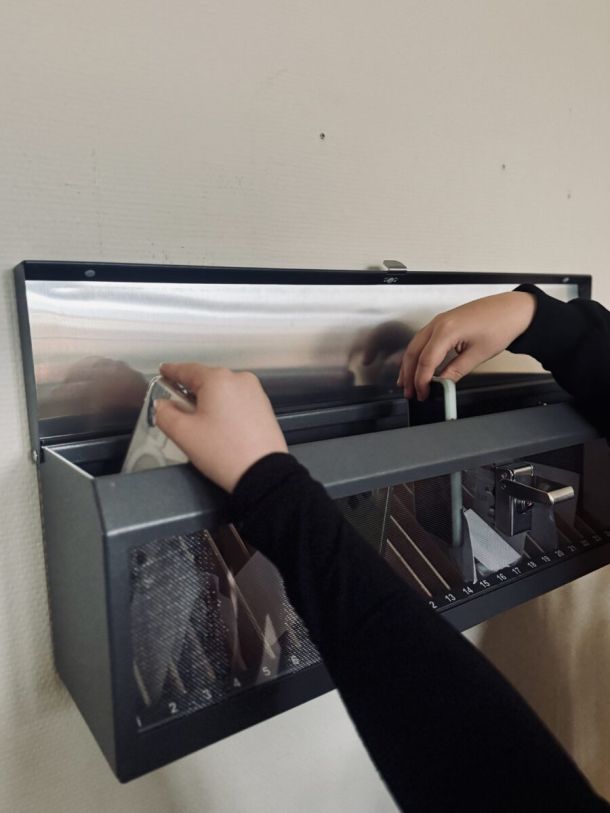 Durch die installierten Handykästen erleben die Schüler und Schülerinnen den Schultag ganz bewusst. I Foto: APS